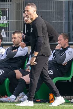 10.10.2025, Fussball: Freundschaftsspiel, Borussia Moenchengladbach - SC Preussen Muenster, Saison 2025 2026, Fohlenplatz am Borussia Park in Moenchengladbach. Alexander Ende (SC Preussen Muenster, Trainer) gibt lautstark Anweisungen. Foto: Kirchner-Media Thomas Haesler Copyright: xKirchner-Media ThomasxHaeslerx