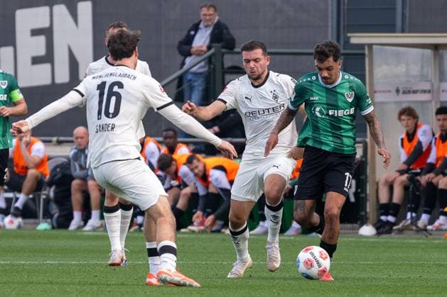 10.10.2025, Fussball: Freundschaftsspiel, Borussia Moenchengladbach - SC Preussen Muenster, Saison 2025 2026, Fohlenplatz am Borussia Park in Moenchengladbach. Zweikampf zwischen Kevin Stoeger (Borussia Moenchengladbach, 07) und Oliver Batista Meier (SC Preussen Muenster, 17). Davor Philipp Sander (Borussia Moenchengladbach, 16). Foto: Kirchner-Media Thomas Haesler Copyright: xKirchner-Media ThomasxHaeslerx