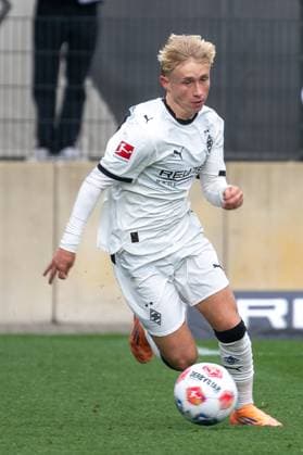 10.10.2025, Fussball: Freundschaftsspiel, Borussia Moenchengladbach - SC Preussen Muenster, Saison 2025 2026, Fohlenplatz am Borussia Park in Moenchengladbach. Fritz Fleck (Borussia Moenchengladbach, 24) am Ball. Foto: Kirchner-Media Thomas Haesler Copyright: xKirchner-Media ThomasxHaeslerx