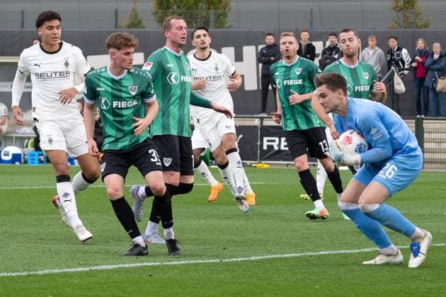 10.10.2025, Fussball: Freundschaftsspiel, Borussia Moenchengladbach - SC Preussen Muenster, Saison 2025 2026, Fohlenplatz am Borussia Park in Moenchengladbach. Morten Behrens (SC Preussen Muenster, 26) hat den Freistoss sicher. Foto: Kirchner-Media Thomas Haesler Copyright: xKirchner-Media ThomasxHaeslerx