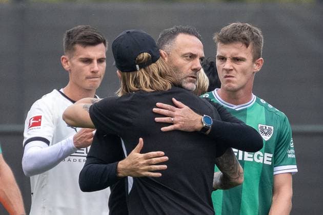 10.10.2025, Fussball: Freundschaftsspiel, Borussia Moenchengladbach - SC Preussen Muenster, Saison 2025 2026, Fohlenplatz am Borussia Park in Moenchengladbach. Eugen Polanski (Borussia Moenchengladbach, Trainer) und Alexander Ende (SC Preussen Muenster, Trainer) verabschieden sich freundschaftlich. Dahinter Yannik Engelhardt (Borussia Moenchengladbach, 06) und Jano ter Horst (SC Preussen Muenster, 27). Foto: Kirchner-Media Thomas Haesler Copyright: xKirchner-Media ThomasxHaeslerx