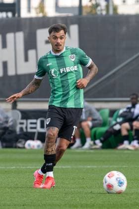 10.10.2025, Fussball: Freundschaftsspiel, Borussia Moenchengladbach - SC Preussen Muenster, Saison 2025 2026, Fohlenplatz am Borussia Park in Moenchengladbach. Oliver Batista Meier (SC Preussen Muenster, 17) am Ball. Foto: Kirchner-Media Thomas Haesler Copyright: xKirchner-Media ThomasxHaeslerx