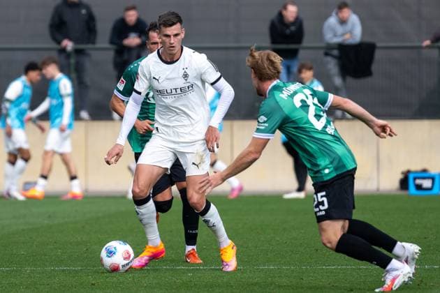10.10.2025, Fussball: Freundschaftsspiel, Borussia Moenchengladbach - SC Preussen Muenster, Saison 2025 2026, Fohlenplatz am Borussia Park in Moenchengladbach. Zweikampf zwischen Yannik Engelhardt (Borussia Moenchengladbach, 06) und Luca Bolay (SC Preussen Muenster, 25). Foto: Kirchner-Media Thomas Haesler Copyright: xKirchner-Media ThomasxHaeslerx