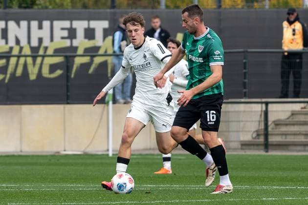 10.10.2025, Fussball: Freundschaftsspiel, Borussia Moenchengladbach - SC Preussen Muenster, Saison 2025 2026, Fohlenplatz am Borussia Park in Moenchengladbach. Zweikampf zwischen Yannick Michaelis (Borussia Moenchengladbach, 41) und Torge Paetow (SC Preussen Muenster, 16). Foto: Kirchner-Media Thomas Haesler Copyright: xKirchner-Media ThomasxHaeslerx
