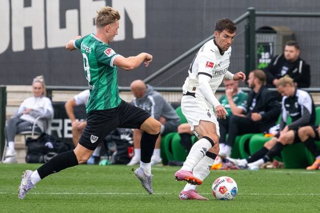10.10.2025, Fussball: Freundschaftsspiel, Borussia Moenchengladbach - SC Preussen Muenster, Saison 2025 2026, Fohlenplatz am Borussia Park in Moenchengladbach. Zweikampf zwischen Marvin Benjamins (SC Preussen Muenster, 19) und Joe Scally (Borussia Moenchengladbach, 29). Foto: Kirchner-Media Thomas Haesler Copyright: xKirchner-Media ThomasxHaeslerx