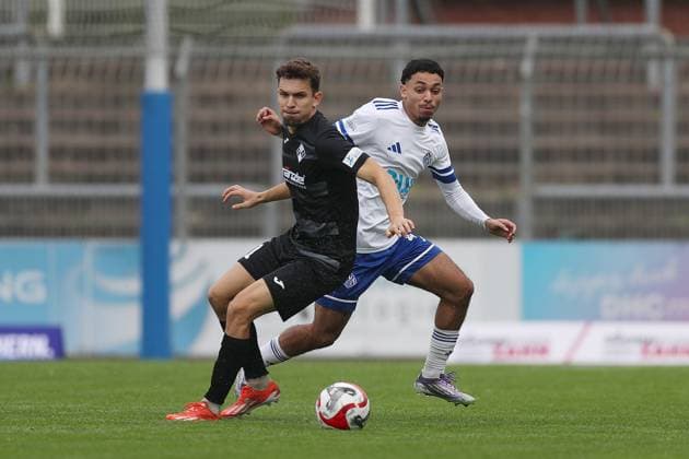 11.10.2025, xjcx, Herren, Fussball, Saison 2025 2026, Regionalliga Bayern, 13. Spieltag: SV Viktoria Aschaffenburg - FV Illertissen Marco Gölz ( 11, FV Illertissen) und Othmane Elidrissi Errahhali ( 47, SV Viktoria Aschaffenburg) Aschaffenburg Stadion am Schoenbusch Bayern Deutschland