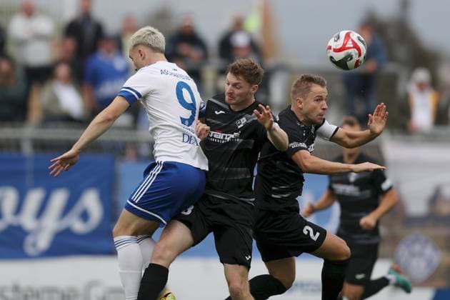 11.10.2025, xjcx, Herren, Fussball, Saison 2025 2026, Regionalliga Bayern, 13. Spieltag: SV Viktoria Aschaffenburg - FV Illertissen Georgios Makridis ( 9, SV Viktoria Aschaffenburg), Maximilian Neuberger ( 38, FV Illertissen), Max Zeller ( 2, FV Illertissen) Aschaffenburg Stadion am Schoenbusch Bayern Deutschland
