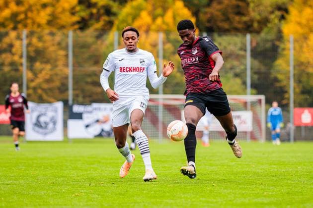 v.l. Chilohem Onuoha (SC Verl, 27), Ibrahim Sori-Kaba (VfL Luebeck-Schwartau, 04) im Zweikampf GER, VfL Theesen vs. SC Verl, Fussball, Westfalenpokal, Achteilfinale, Spielzeit 2025 2026, 11.10.2025 DFL Regulations prohibit any use of photographers as image sequences and or quasi-video. GER, VfL Theesen vs. SC Verl, Fussball, Westfalenpokal, Achteilfinale, Spielzeit 2025 2026, 11.10.2025 Bielefeld Copyright: xEibner-Pressefoto JanxRollingerx EP_JSK