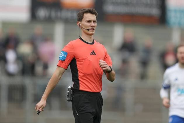 11.10.2025, xjcx, Herren, Fussball, Saison 2025 2026, Regionalliga Bayern, 13. Spieltag: SV Viktoria Aschaffenburg - FV Illertissen Schiedsrichter Luca Schultze (FC Stern München 1919) Aschaffenburg Stadion am Schoenbusch Bayern Deutschland