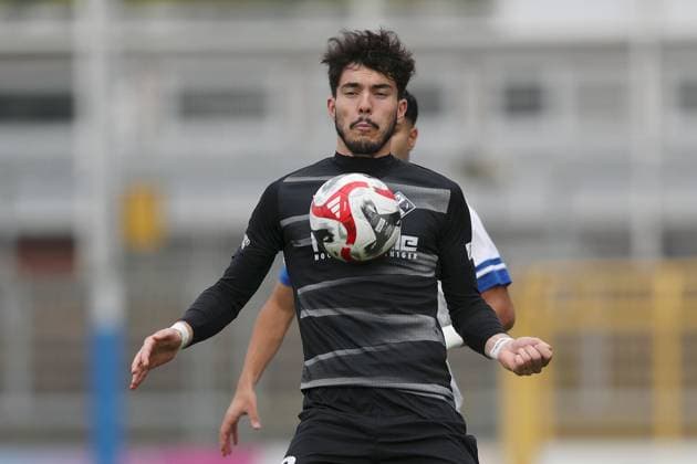 11.10.2025, xjcx, Herren, Fussball, Saison 2025 2026, Regionalliga Bayern, 13. Spieltag: SV Viktoria Aschaffenburg - FV Illertissen Daniel Gerstmayer ( 19, FV Illertissen) Aschaffenburg Stadion am Schoenbusch Bayern Deutschland