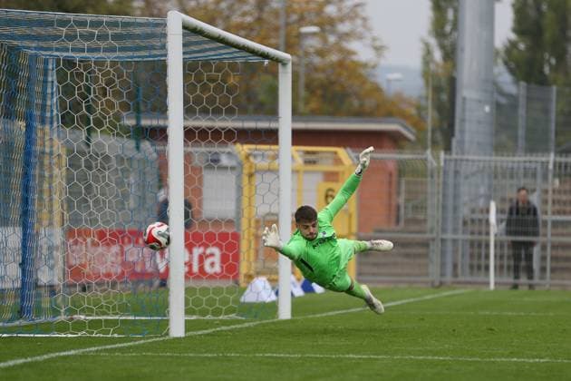 11.10.2025, xjcx, Herren, Fussball, Saison 2025 2026, Regionalliga Bayern, 13. Spieltag: SV Viktoria Aschaffenburg - FV Illertissen Malwin Zok ( 34, FV Illertissen) Aschaffenburg Stadion am Schoenbusch Bayern Deutschland