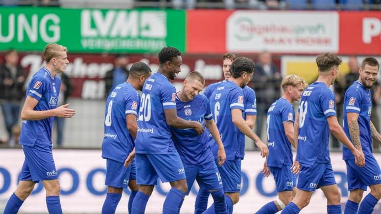 11.10.2025, Hänsch-Arena, Meppen, GER, Regionalliga-Nord, 14. Spieltag: SV Meppen vs BW Lohne, Nikell Touglo (SV Meppen 20) herzt Thorben Deters (SV Meppen 14) nach dessen 2:0-Tor DFL REGULATIONS PROHIBIT ANY USE OF PHOTOGRAPHS AS IMAGE SEQUENCES AND OR QUASI-VIDEO. Meppen Niedersachsen Deutschland Hänsch-Arena