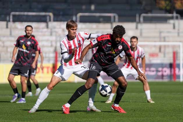 Oscar Wiklöf Oscar Wikloef (SC Freiburg II, 26) im Zweikampf mit Tyron Duah (KSV Hessen Kassel, 05) , Deutschland, Fussball, Regionalliga Südwest, 12.Spieltag, 2025 2026, SC Freiburg II vs. KSV Hessen Kassel, 11.10.2025, Dreisamstadion, Freiburg, Deutschland DFB REGULATIONS PROHIBIT ANY USE OF PHOTOGRAPHS AS IMAGE SEQUENCES AND OR QUASI-VIDEO. Freiburg Dreisamstadion Baden-Wuerttemberg Deutschland Copyright: xArnexAmbergx