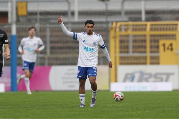 11.10.2025, xjcx, Herren, Fussball, Saison 2025 2026, Regionalliga Bayern, 13. Spieltag: SV Viktoria Aschaffenburg - FV Illertissen Othmane Elidrissi Errahhali ( 47, SV Viktoria Aschaffenburg) gestikuliert, Arme, Hände, Daumen hoch Aschaffenburg Stadion am Schoenbusch Bayern Deutschland
