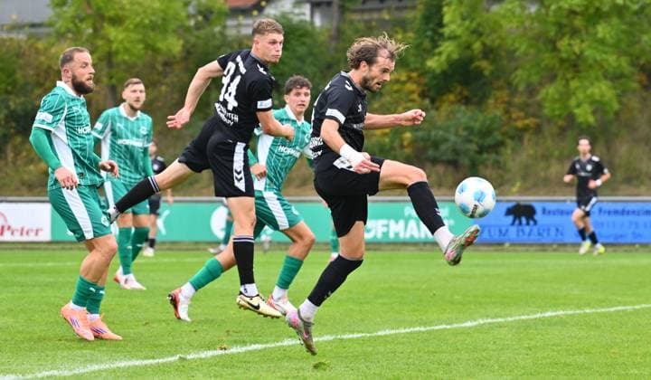 11.10.2025 - Fussball - Saison 2025 2026 - Regionalliga Bayern - 13. Spieltag: SpVgg Greuther Fürth Fuerth II U23 ( Kleeblatt ) - SV Wacker Burghausen SVW - - xwoxzix - Felix Bachschmid (6, SV Wacker Burghausen ) erzielt Treffer Tor Torschuß zum 0:1 -