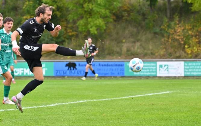 11.10.2025 - Fussball - Saison 2025 2026 - Regionalliga Bayern - 13. Spieltag: SpVgg Greuther Fürth Fuerth II U23 ( Kleeblatt ) - SV Wacker Burghausen SVW - - xwoxzix - Felix Bachschmid (6, SV Wacker Burghausen ) erzielt Treffer Tor Torschuß zum 0:1 -