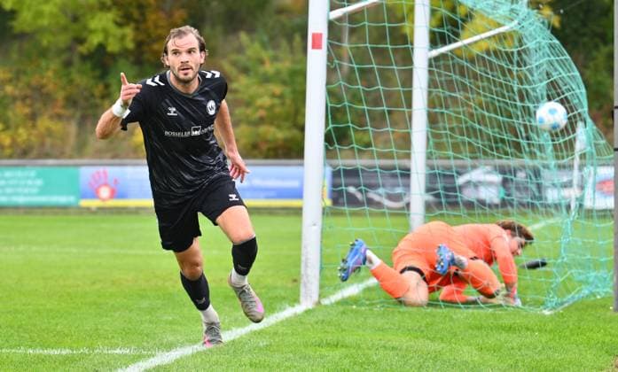 11.10.2025 - Fussball - Saison 2025 2026 - Regionalliga Bayern - 13. Spieltag: SpVgg Greuther Fürth Fuerth II U23 ( Kleeblatt ) - SV Wacker Burghausen SVW - - xwoxzix - Torjubel Jubel Freude nach Treffer Tor Torschuß zum 0:1 durch Felix Bachschmid (6, SV Wacker Burghausen ) - Theo Menapace (1, SpVgg Greuther Fürth II ) geschlagen
