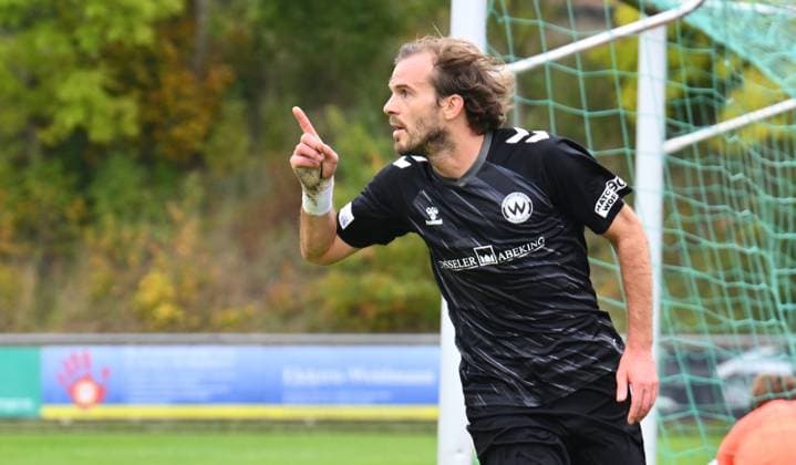 11.10.2025 - Fussball - Saison 2025 2026 - Regionalliga Bayern - 13. Spieltag: SpVgg Greuther Fürth Fuerth II U23 ( Kleeblatt ) - SV Wacker Burghausen SVW - - xwoxzix - Torjubel Jubel Freude nach Treffer Tor Torschuß zum 0:1 durch Felix Bachschmid (6, SV Wacker Burghausen ) -