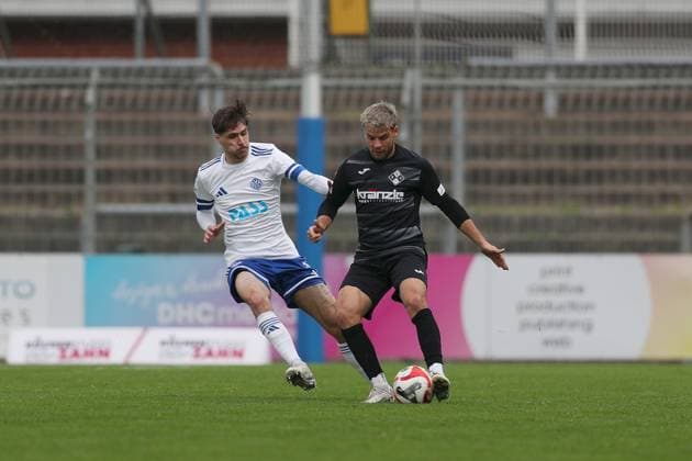 11.10.2025, xjcx, Herren, Fussball, Saison 2025 2026, Regionalliga Bayern, 13. Spieltag: SV Viktoria Aschaffenburg - FV Illertissen Hendrik Ehmann ( 3, SV Viktoria Aschaffenburg) und Yannick Glessing ( 7, FV Illertissen) Aschaffenburg Stadion am Schoenbusch Bayern Deutschland