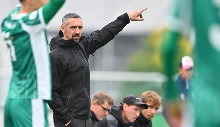 11.10.2025 - Fussball - Saison 2025 2026 - Regionalliga Bayern - 13. Spieltag: SpVgg Greuther Fürth Fuerth II U23 ( Kleeblatt ) - SV Wacker Burghausen SVW - - xwoxzix - Roberto Hilbert (Trainer SpVgg Greuther Fürth II ) zeigt deutet
