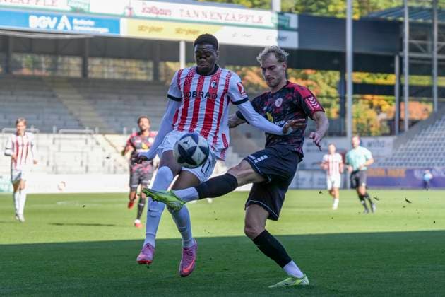 David Amegnaglo (SC Freiburg II, 11) im Zweikampf , Deutschland, Fussball, Regionalliga Südwest, 12.Spieltag, 2025 2026, SC Freiburg II vs. KSV Hessen Kassel, 11.10.2025, Dreisamstadion, Freiburg, Deutschland DFB REGULATIONS PROHIBIT ANY USE OF PHOTOGRAPHS AS IMAGE SEQUENCES AND OR QUASI-VIDEO. Freiburg Dreisamstadion Baden-Wuerttemberg Deutschland Copyright: xArnexAmbergx