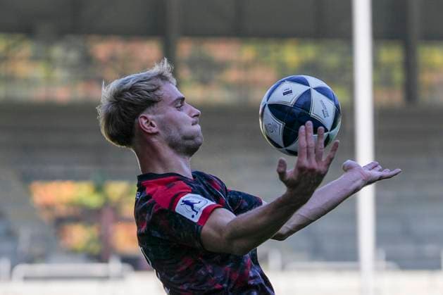 Tobias Boche (KSV Hessen Kassel, 27) am Ball , Deutschland, Fussball, Regionalliga Südwest, 12.Spieltag, 2025 2026, SC Freiburg II vs. KSV Hessen Kassel, 11.10.2025, Dreisamstadion, Freiburg, Deutschland DFB REGULATIONS PROHIBIT ANY USE OF PHOTOGRAPHS AS IMAGE SEQUENCES AND OR QUASI-VIDEO. Freiburg Dreisamstadion Baden-Wuerttemberg Deutschland Copyright: xArnexAmbergx