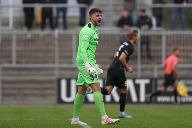 11.10.2025, xjcx, Herren, Fussball, Saison 2025 2026, Regionalliga Bayern, 13. Spieltag: SV Viktoria Aschaffenburg - FV Illertissen Malwin Zok ( 34, FV Illertissen) hielt den Elfmeter von Benjamin Baier ( 10, SV Viktoria Aschaffenburg) Aschaffenburg Stadion am Schoenbusch Bayern Deutschland