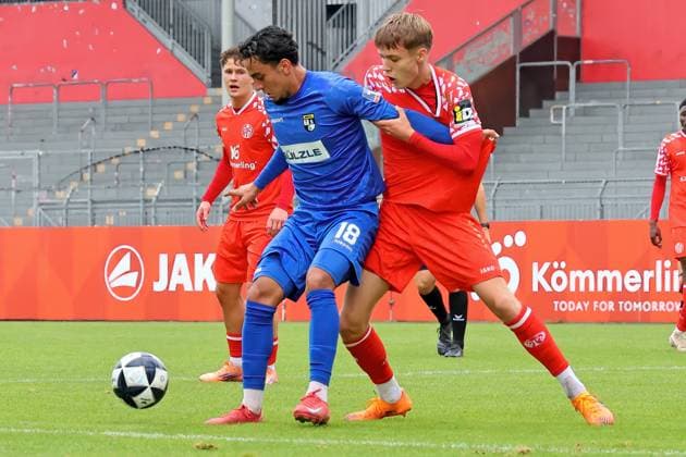 Mainz, Deutschland 11. Oktober 2025: Regionalliga Südwest - 2025 2026 - 1. FSV Mainz 05 II vs. TSG Balingen Im Bild: v. li. im Zweikampf Amney Moutassime (Balingen) gegen Tim Müller Mueller (Mainz). Bruchwegstadion Rheinland Pfalz Copyright: xFotostandx xRacochax
