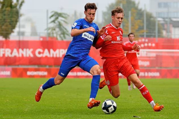 Mainz, Deutschland 11. Oktober 2025: Regionalliga Südwest - 2025 2026 - 1. FSV Mainz 05 II vs. TSG Balingen Im Bild: v. li. im Zweikampf Sascha Eisele (Balingen) gegen Tim Müller Mueller (Mainz). Bruchwegstadion Rheinland Pfalz Copyright: xFotostandx xRacochax