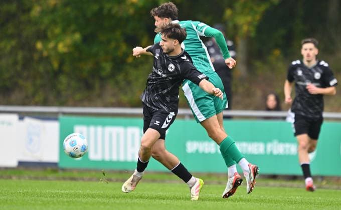 11.10.2025 - Fussball - Saison 2025 2026 - Regionalliga Bayern - 13. Spieltag: SpVgg Greuther Fürth Fuerth II U23 ( Kleeblatt ) - SV Wacker Burghausen SVW - - xwoxzix - Mateo Zetic (26, SV Wacker Burghausen ) Jakob Engel (3, SpVgg Greuther Fürth II )