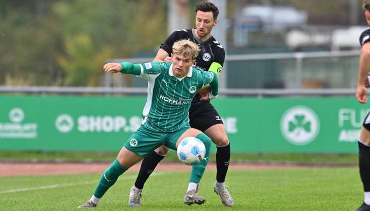 11.10.2025 - Fussball - Saison 2025 2026 - Regionalliga Bayern - 13. Spieltag: SpVgg Greuther Fürth Fuerth II U23 ( Kleeblatt ) - SV Wacker Burghausen SVW - - xwoxzix - Max Meyer (23, SpVgg Greuther Fürth II ) vor Christoph Schulz (31, SV Wacker Burghausen )