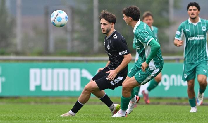 11.10.2025 - Fussball - Saison 2025 2026 - Regionalliga Bayern - 13. Spieltag: SpVgg Greuther Fürth Fuerth II U23 ( Kleeblatt ) - SV Wacker Burghausen SVW - - xwoxzix - Mateo Zetic (26, SV Wacker Burghausen ) Jakob Engel (3, SpVgg Greuther Fürth II )