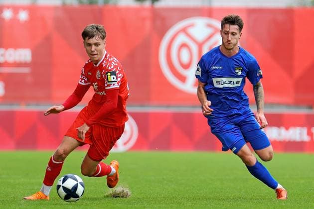 Mainz, Deutschland 11. Oktober 2025: Regionalliga Südwest - 2025 2026 - 1. FSV Mainz 05 II vs. TSG Balingen Im Bild: v. li. im Zweikampf Tim Müller Mueller (Mainz) gegen Sascha Eisele (Balingen). Bruchwegstadion Rheinland Pfalz Copyright: xFotostandx xRacochax