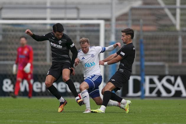 11.10.2025, xjcx, Herren, Fussball, Saison 2025 2026, Regionalliga Bayern, 13. Spieltag: SV Viktoria Aschaffenburg - FV Illertissen Roberto Desch ( 6, SV Viktoria Aschaffenburg) im Duell mit Denis Milic ( 21, FV Illertissen) und Milos Cocic ( 8, FV Illertissen) Aschaffenburg Stadion am Schoenbusch Bayern Deutschland