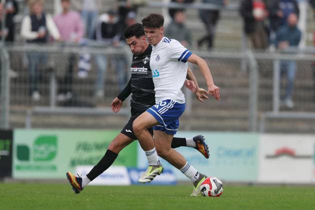 11.10.2025, xjcx, Herren, Fussball, Saison 2025 2026, Regionalliga Bayern, 13. Spieltag: SV Viktoria Aschaffenburg - FV Illertissen Denis Milic ( 21, FV Illertissen) im Duell mit Justin Berg ( 20, SV Viktoria Aschaffenburg) Aschaffenburg Stadion am Schoenbusch Bayern Deutschland