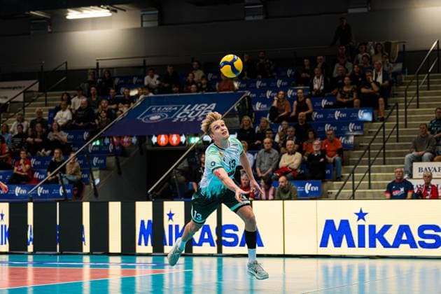 Volleyball I Herren I Saison 2025 2026 I Volleyball Bundesliga Ligacup I FT 1844 Freiburg - SWD Powervolleys Düren I 11.10.2025 Jannik Brentel (13, FT 1844 Freiburg) hechtet dem Ball hinterher Copyright: xLobeca Bjorn-OlexKehmx