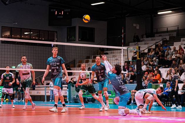 Volleyball I Herren I Saison 2025 2026 I Volleyball Bundesliga Ligacup I FT 1844 Freiburg - SWD Powervolleys Düren I 11.10.2025 Zachary Peter Hutcheson (15, SWD Powervolleys Düren) in der Annahme Copyright: xLobeca Bjorn-OlexKehmx