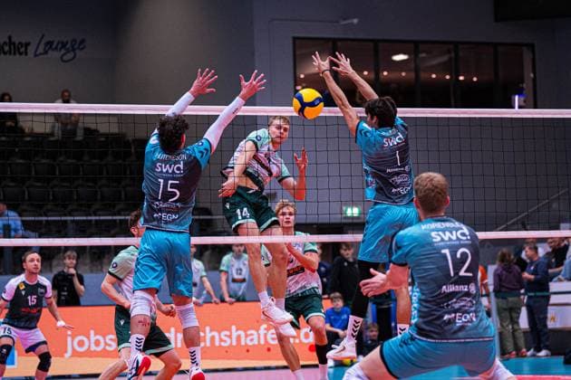 Volleyball I Herren I Saison 2025 2026 I Volleyball Bundesliga Ligacup I FT 1844 Freiburg - SWD Powervolleys Düren I 11.10.2025 Charles Figy (14, FT 1844 Freiburg) im Angriff gegen Zachary Peter Hutcheson (15, SWD Powervolleys Düren) und Kyle Paulson (1, SWD Powervolleys Düren) Copyright: xLobeca Bjorn-OlexKehmx