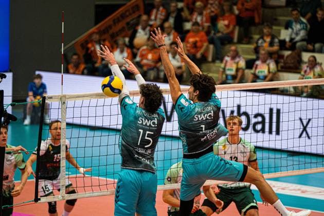 Volleyball I Herren I Saison 2025 2026 I Volleyball Bundesliga Ligacup I FT 1844 Freiburg - SWD Powervolleys Düren I 11.10.2025 Zachary Peter Hutcheson (15, SWD Powervolleys Düren) und Kyle Paulson (1, SWD Powervolleys Düren) im Block neben dem Ball Copyright: xLobeca Bjorn-OlexKehmx