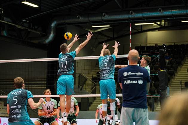 Volleyball I Herren I Saison 2025 2026 I Volleyball Bundesliga Ligacup I FT 1844 Freiburg - SWD Powervolleys Düren I 11.10.2025 Philipp Lauter (17, SWD Powervolleys Düren) und Joris Benjamin Berkhout (3, SWD Powervolleys Düren) im Block gegen FT 1844 Freiburg Copyright: xLobeca Bjorn-OlexKehmx