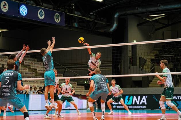 Volleyball I Herren I Saison 2025 2026 I Volleyball Bundesliga Ligacup I FT 1844 Freiburg - SWD Powervolleys Düren I 11.10.2025 Yannick Harms (3, FT 1844 Freiburg) im Angriff gegen Philipp Lauter (17, SWD Powervolleys Düren) und Zachary Peter Hutcheson (15, SWD Powervolleys Düren) Copyright: xLobeca Bjorn-OlexKehmx