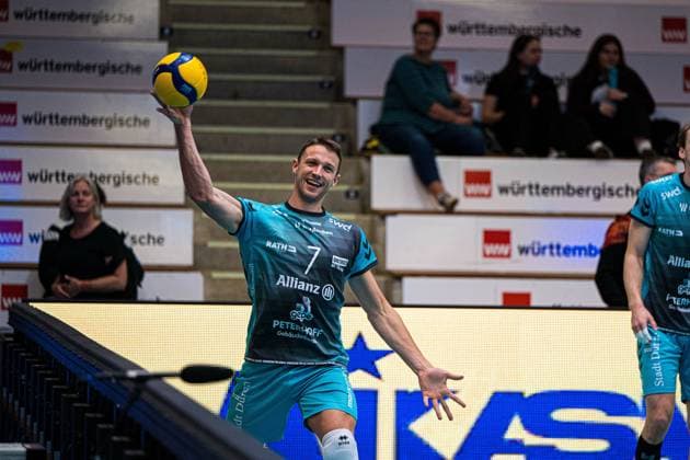 Volleyball I Herren I Saison 2025 2026 I Volleyball Bundesliga Ligacup I FT 1844 Freiburg - SWD Powervolleys Düren I 11.10.2025 Jordan Alexander Canham (7, SWD Powervolleys Düren) wirft den Ball beim Aufwärmen Copyright: xLobeca Bjorn-OlexKehmx