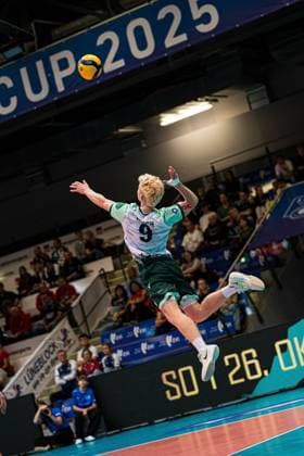 Volleyball I Herren I Saison 2025 2026 I Volleyball Bundesliga Ligacup I FT 1844 Freiburg - SWD Powervolleys Düren I 11.10.2025 Fabian Hosch (9, FT 1844 Freiburg) beim Aufschlag Copyright: xLobeca Bjorn-OlexKehmx