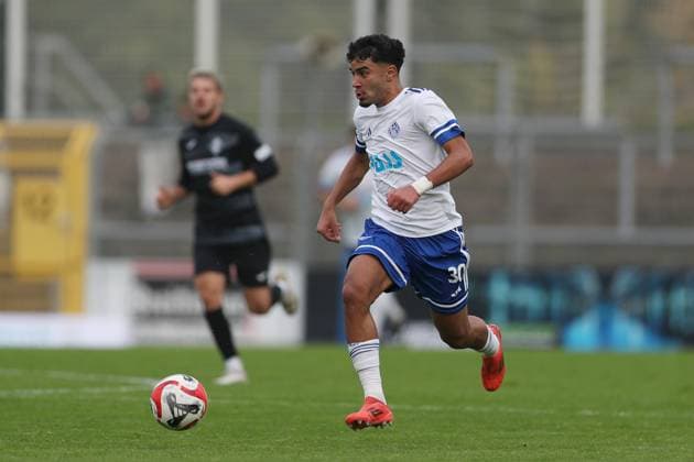 11.10.2025, xjcx, Herren, Fussball, Saison 2025 2026, Regionalliga Bayern, 13. Spieltag: SV Viktoria Aschaffenburg - FV Illertissen Younes Azahaf ( 30, SV Viktoria Aschaffenburg) Aschaffenburg Stadion am Schoenbusch Bayern Deutschland