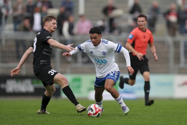 11.10.2025, xjcx, Herren, Fussball, Saison 2025 2026, Regionalliga Bayern, 13. Spieltag: SV Viktoria Aschaffenburg - FV Illertissen Maximilian Neuberger ( 38, FV Illertissen) und Othmane Elidrissi Errahhali ( 47, SV Viktoria Aschaffenburg) Aschaffenburg Stadion am Schoenbusch Bayern Deutschland