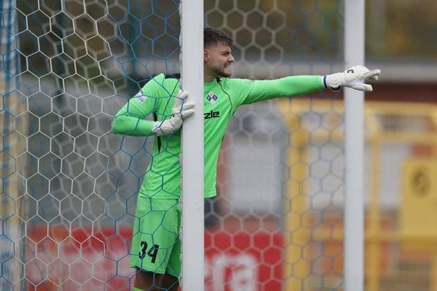 11.10.2025, xjcx, Herren, Fussball, Saison 2025 2026, Regionalliga Bayern, 13. Spieltag: SV Viktoria Aschaffenburg - FV Illertissen Malwin Zok ( 34, FV Illertissen) gestikuliert, Arme, Hände, gibt Anweisungen Aschaffenburg Stadion am Schoenbusch Bayern Deutschland