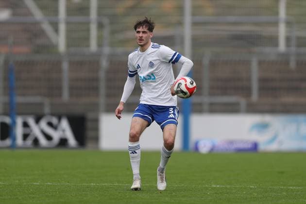 11.10.2025, xjcx, Herren, Fussball, Saison 2025 2026, Regionalliga Bayern, 13. Spieltag: SV Viktoria Aschaffenburg - FV Illertissen Hendrik Ehmann ( 3, SV Viktoria Aschaffenburg) Aschaffenburg Stadion am Schoenbusch Bayern Deutschland