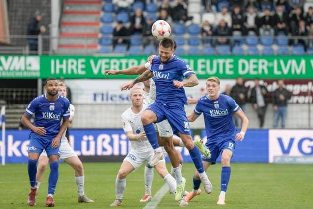11.10.2025, Hänsch-Arena, Meppen, GER, Regionalliga-Nord, 14. Spieltag: SV Meppen vs BW Lohne, Kopfball Julian Ulbricht (SV Meppen 10) DFL REGULATIONS PROHIBIT ANY USE OF PHOTOGRAPHS AS IMAGE SEQUENCES AND OR QUASI-VIDEO. Meppen Niedersachsen Deutschland Hänsch-Arena