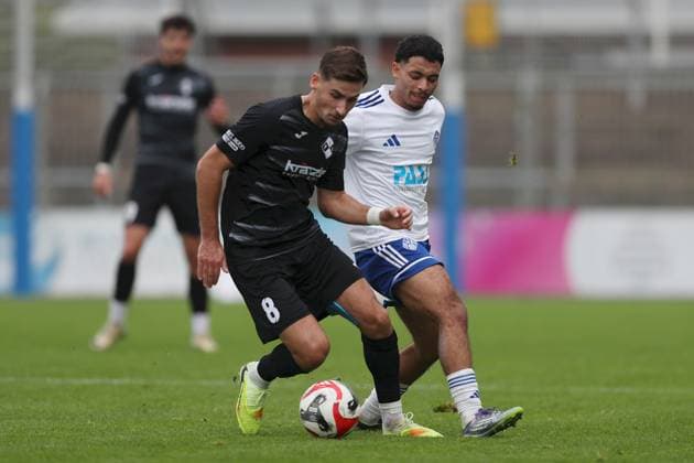 11.10.2025, xjcx, Herren, Fussball, Saison 2025 2026, Regionalliga Bayern, 13. Spieltag: SV Viktoria Aschaffenburg - FV Illertissen Milos Cocic ( 8, FV Illertissen) und Othmane Elidrissi Errahhali ( 47, SV Viktoria Aschaffenburg) Aschaffenburg Stadion am Schoenbusch Bayern Deutschland
