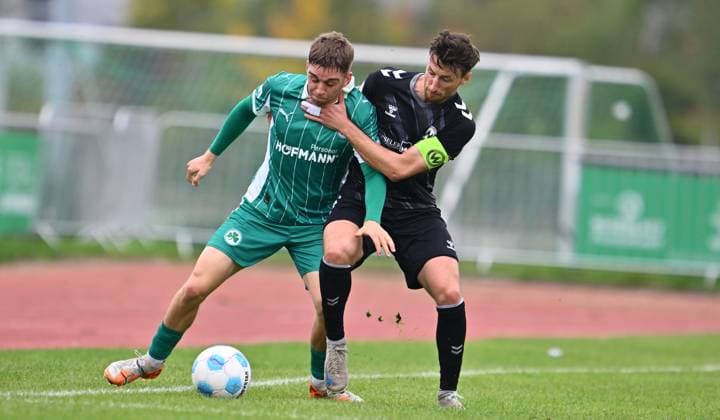 11.10.2025 - Fussball - Saison 2025 2026 - Regionalliga Bayern - 13. Spieltag: SpVgg Greuther Fürth Fuerth II U23 ( Kleeblatt ) - SV Wacker Burghausen SVW - - xwoxzix - Philipp Hack (13, SpVgg Greuther Fürth II ) Christoph Schulz (31, SV Wacker Burghausen )